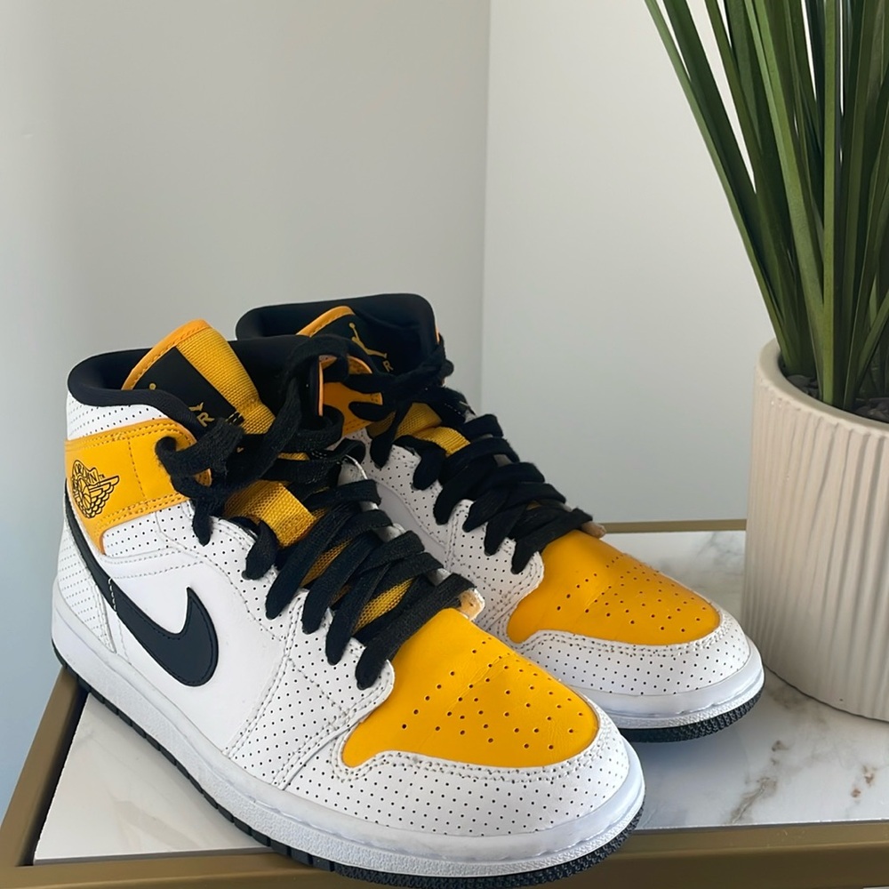 Wmns Air Jordan 1 Mid